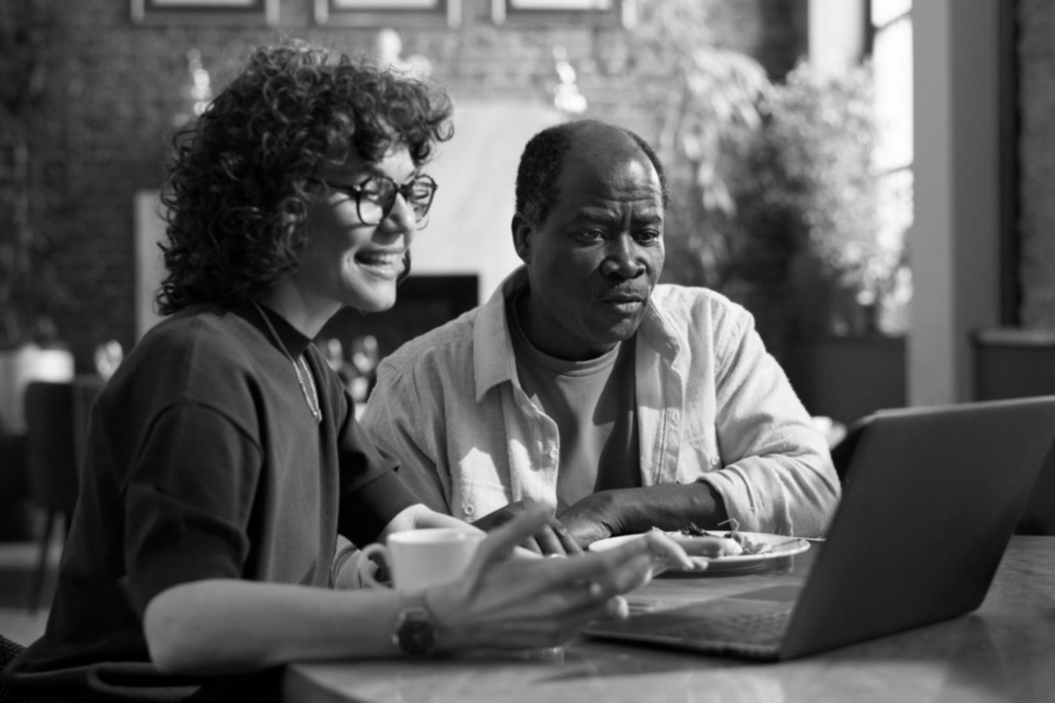 Geschäftstreffen mit Finanzunterlagen und strategischer Planung