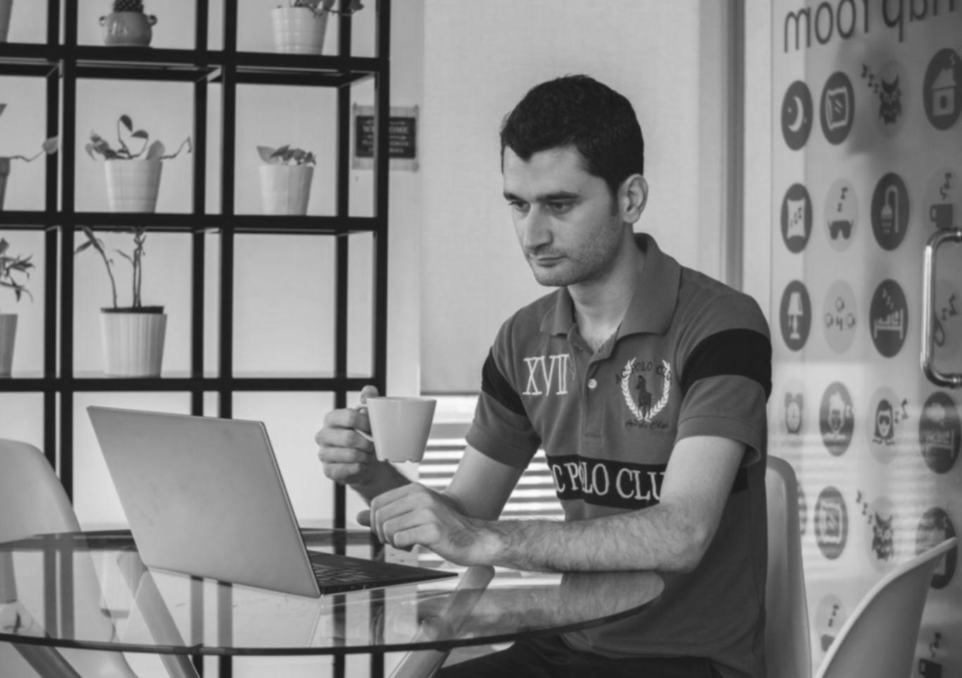 Arbeitsumgebung mit Finanzunterlagen und Laptop